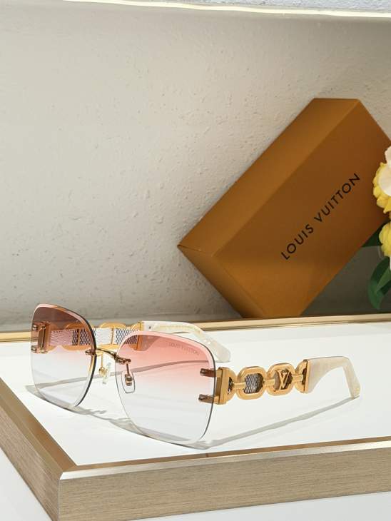 Picture of Louis Vuitton Sunglasses _SKUfw80535275fw